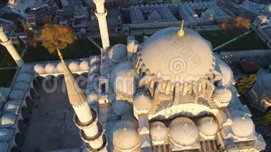 土耳其伊斯坦布尔的蓝色清真寺Sultanahmet。 空中无人机视图射击。 蓝天，夕阳..